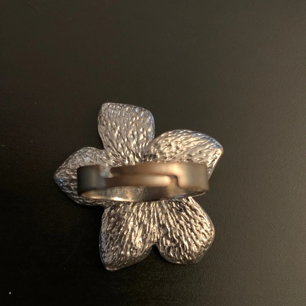 Elegant Black and Silver Floral Ring, Costume Jewelry, Adjustable - Picture 2 of 3